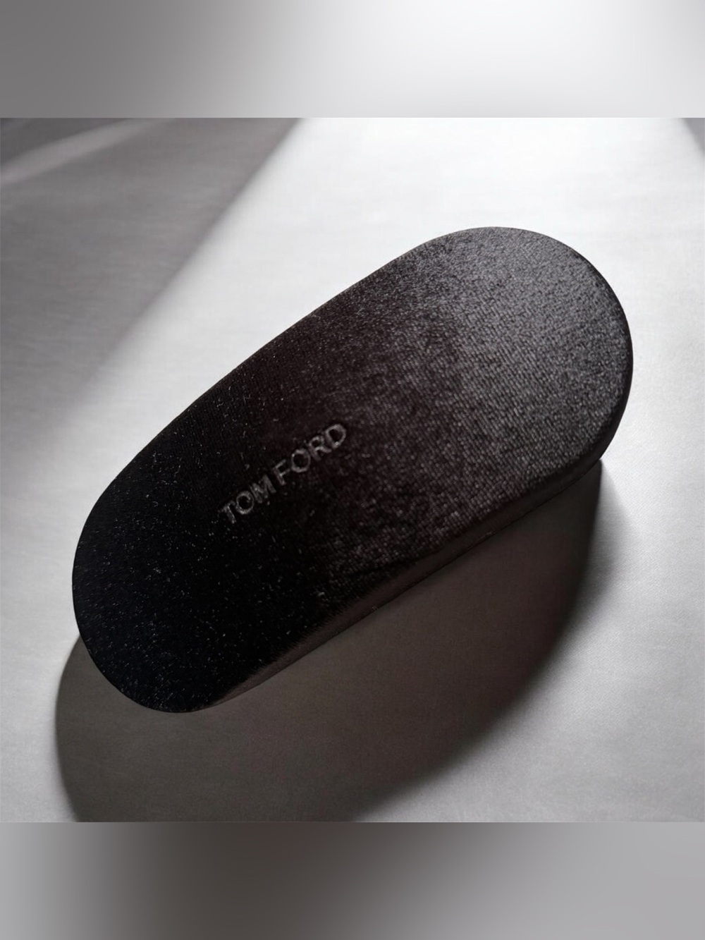 Tom Ford - Velvet Sunglass Case with Logo - Picture 4 of 9